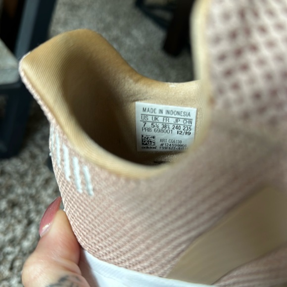 Adidas Womens swift run shoes size 7. Tan and white - Picture 3 of 4